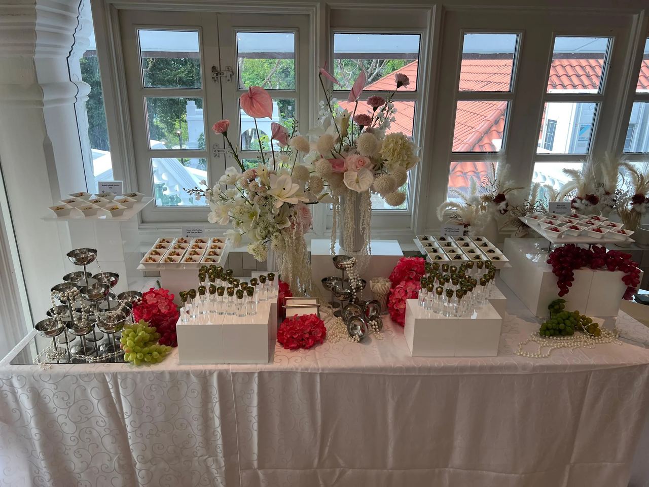 AMICI pink floral canapé display