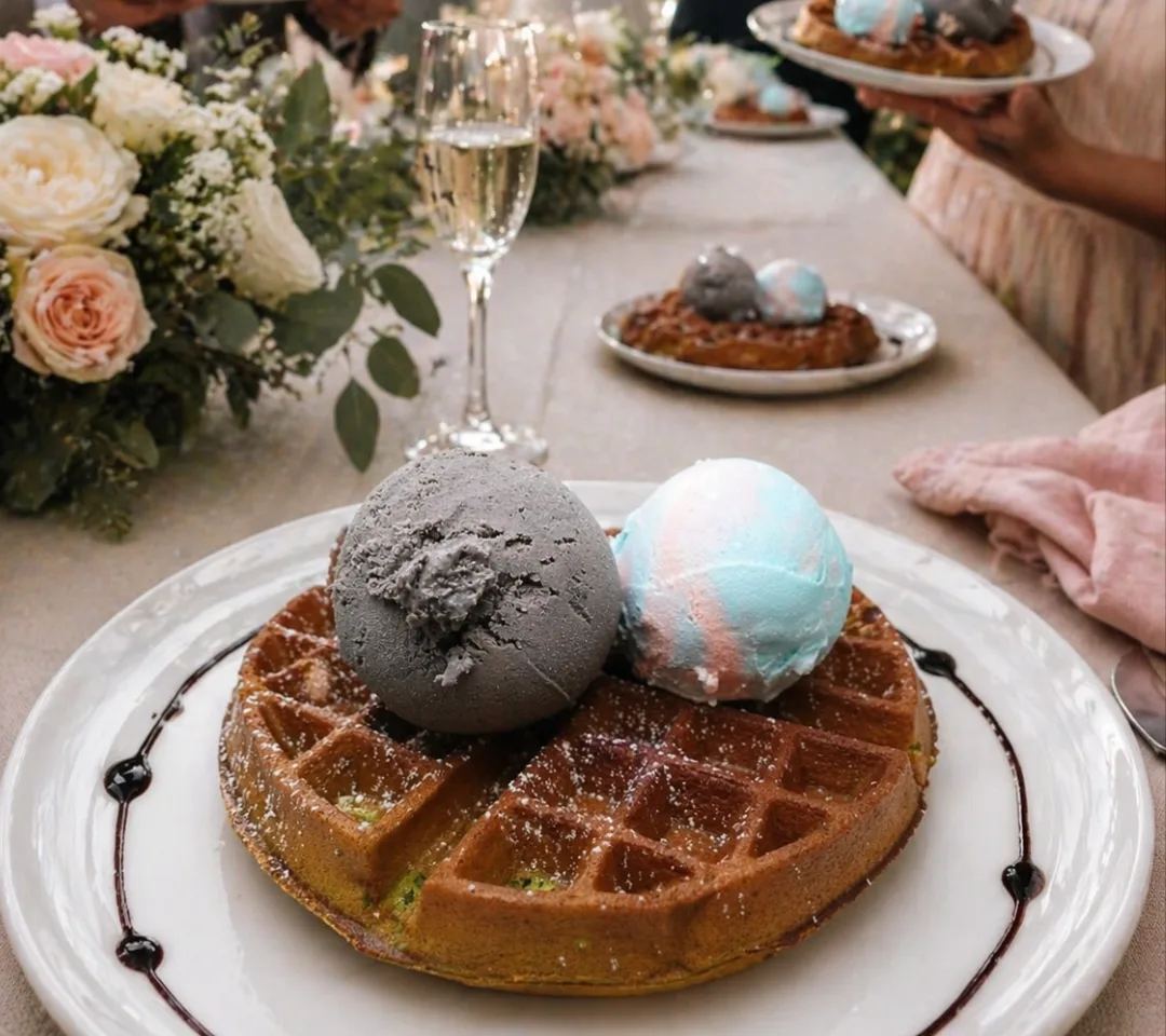 Good Mood Cafe: Gelato, Waffles, and Bubble Tea