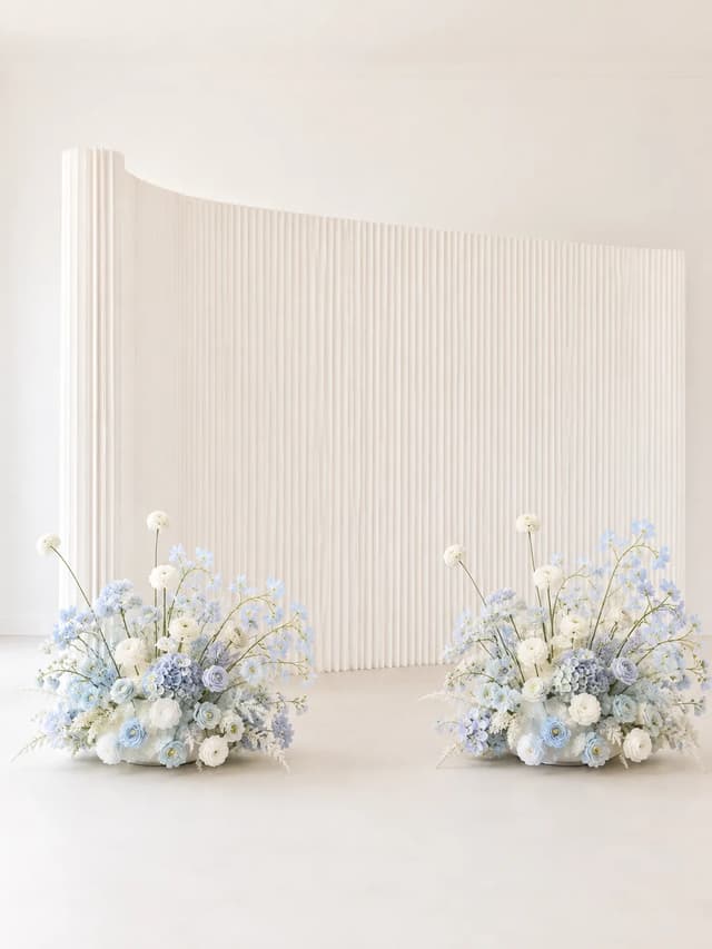 Ivory pleated wall with blue and white floral hedges