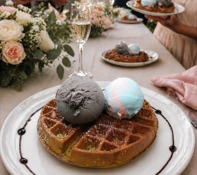 Good Mood Cafe: Gelato, Waffles, and Bubble Tea